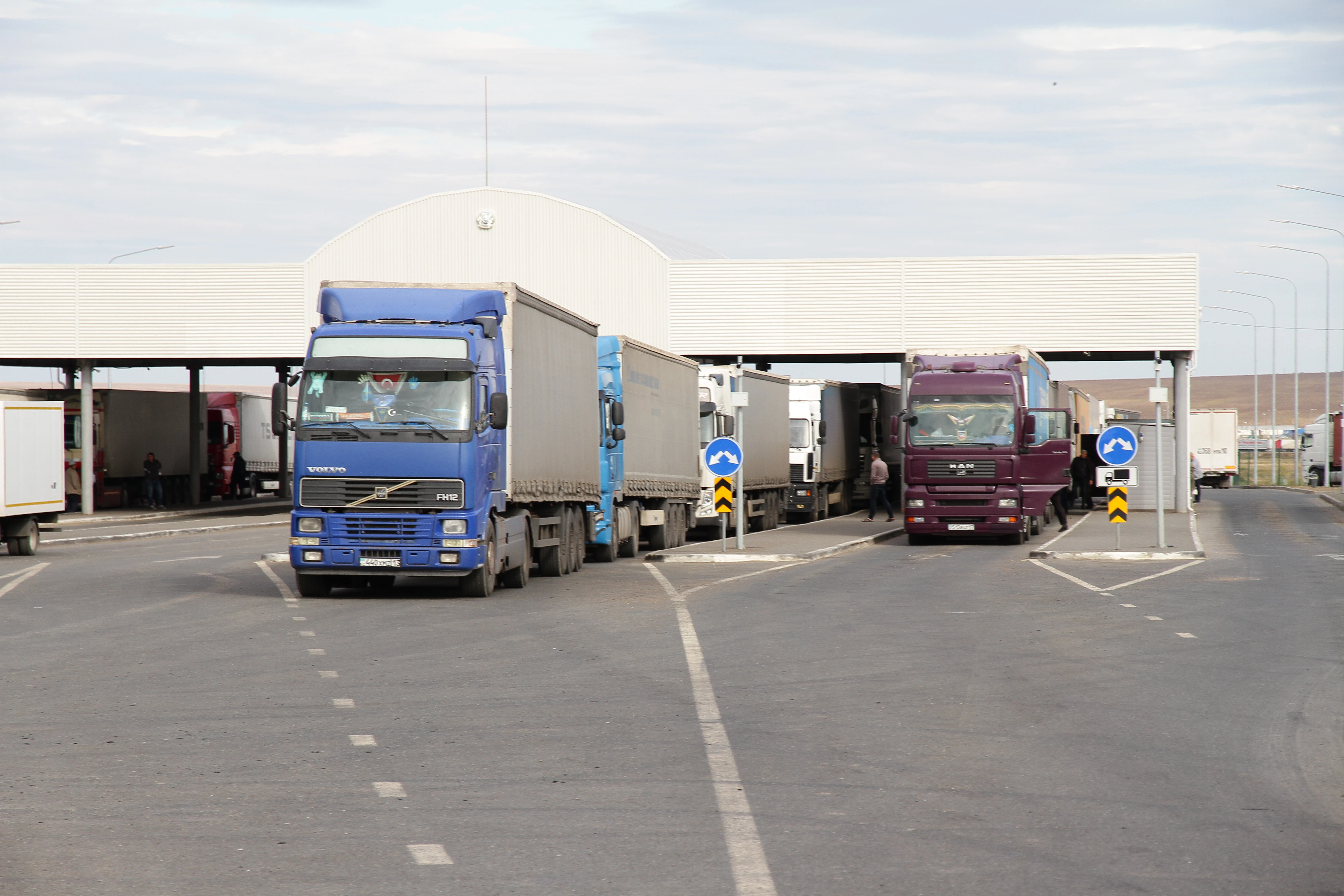 Как большегрузам пересечь пункт пропуска «Сырым»